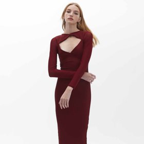 Bodycon šaty s burgundskými odstíny skvěle souzní. (OXXO, 959 Kč)
