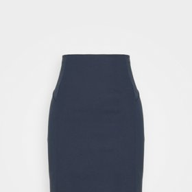 Lehce pružný materiál podpořený modelovaným střihem, to je superslušivá pouzdrovka s přinechaným pasem. (Patrizia Pepe, 5 050 Kč)