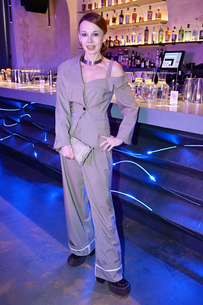 FOTO: Bára Fišerová v kostýmku. – stránka 23