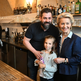 Šéfka Evropské komise Ursula von der Leyenová se s každým velmi ráda vyfotila.