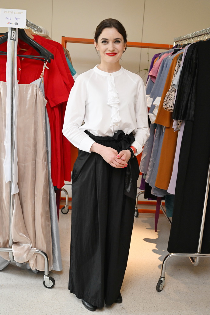 FOTO: Sarah Haváčová na charitativní akci Zlaté labutě. – stránka 80