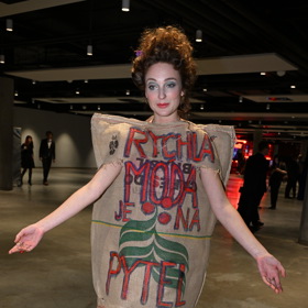 Zpěvačka jutový pytel pojatý za šaty opatřila heslem bojujícím proti tzv. "rychlé módě."