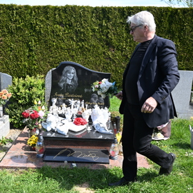 Josef Rychtář na hrobu Ivety v Říčanech.