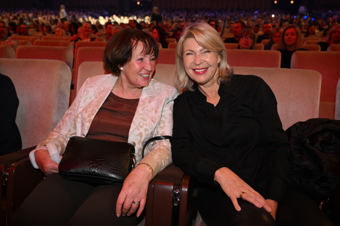 FOTO: Helena Harabinová se starší sestrou. – stránka 7