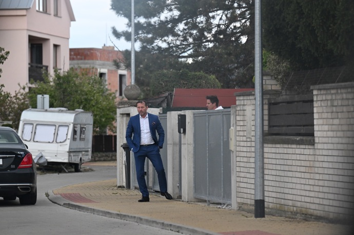 FOTO: Po menší hádce s Agátou se dal Jaromír na odjezd, který si však po asi dvou metrech jízdy rozmyslel. Soukup náhle zabrzdil, vystoupil z auta a přes plot se pohádal i s Miroslavem Dopitou – stránka 171