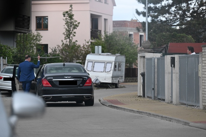 FOTO: Jaromíra Soukupa opět ukazoval prostředníček. Posledně ho však věnoval právě expartnerce Agátě – stránka 134