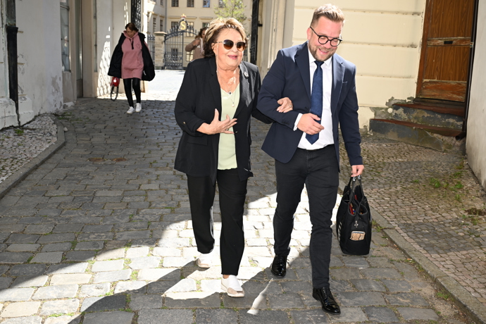 FOTO: Jiřina Bohdalová se přišla podívat na křest knihy Spiknutí. – stránka 569