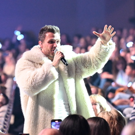 Leoš Mareš v kožichu.