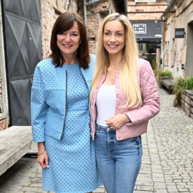 Kateřina Brožová, autorka knihy Úklid pro klid, pózuje s módní návrhářkou Beatou Rajskou.