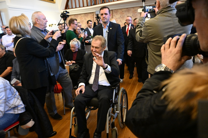 FOTO: Miloš Zeman přijel na křest knihy Spiknutí. – stránka 310