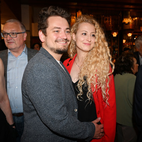 Vnuk Jiřiny Bohdalové Vojtěch Staš s manželkou přivítali na světě syna Antonína.