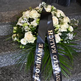 Květiny pro Josefa Laufera.