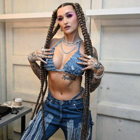 Během focení Sharlota oblékla například celodenimový outfit z dílny Daniela Folklora.  