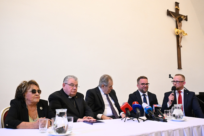 FOTO: Z křtu knihy Spiknutí. – stránka 581