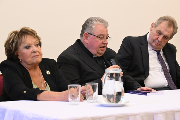 FOTO: Jiřina Bohdalová se většinou jen mračila. – stránka 574