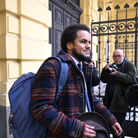 Dominik Feri chodil k soudu s úsměvem na tváři. 