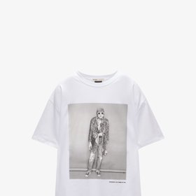 Motiv frontmana kapely Nirvana Kurta Cobaina je opět velmi vyhledávaným prvkem. (Pull&Bear, 499 Kč)