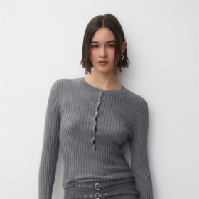 Stejný model v šedivém provedení vynikne i v monochromatickém stylu. (Pull&Bear, 599 Kč)