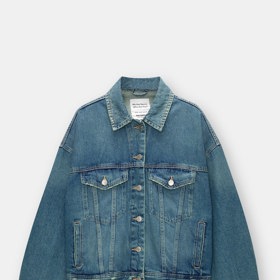 Džínová bunda střihu boxy je kratší, než typická oversizie varianta. (Pull&Bear, 799 Kč)