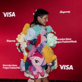 Jiná dáma vynesla na Fashion Week outfit sestavený výhradně z plyšáků.