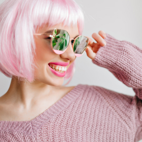 Odstín "peach fuzz" v platinové blond zvýrazní váš vzhled.