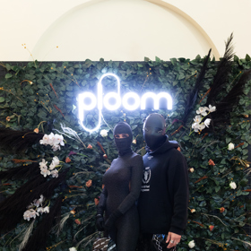 Partner zahalené dámy, Hypebeast guru, zase vynesl černou kuklu. 