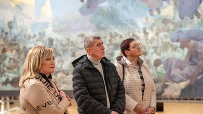 FOTO: Alena Schillerová vynesla kardigan s francouzskými nápisy.