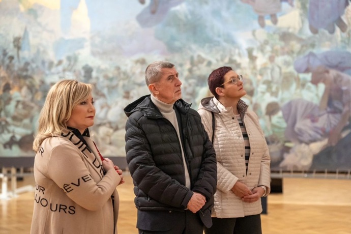 FOTO: Alena Schillerová vynesla kardigan s francouzskými nápisy. – stránka 207