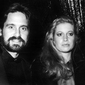 Michael Douglas poznal svou první ženu Diandru Luker coby studentku druháku na vysoké škole. V té době už měl v kapse Oscara za produkci filmu Přelet nad kukaččím hnízdem.