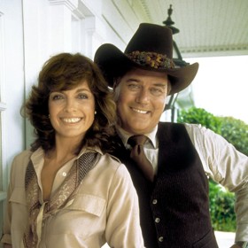Hlavním párem se postupem času stal padouch J.R. Ewing (Larry Hagman) a jeho žena Sue Ellen (Linda Gray).