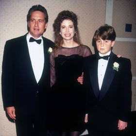 Zanedlouho po svatbě se jim narodil syn Cameron (vpravo).