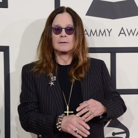 A nedávno se k problémům s tímto neurodegenerativním onemocněním přiznal také zpěvák Ozzy Osbourne.