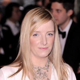 Oboje šaty připravila pro Kate Middleton Sarah Burton, kreativní ředitelka módního domu Alexander McQueen.