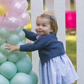 Princezna Charlotte je jedinou dcerou následníka britského trůnu prince Williama a jeho ženy Kate Middleton. Jen co odrostla z kojeneckého věku, bylo zřejmé, komu v rodině je nejvíce podobná. (2016)