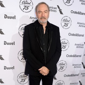 S nemocí statečně bojuje také zpěvák Neil Diamond.