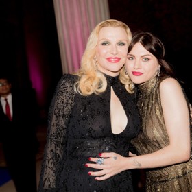 Pak malá Frances Bean putovala po příbuzných, než byla definitivně svěřená do péče matky Courtney. Zrovna bezproblémový vztah ale spolu nemají dodnes.