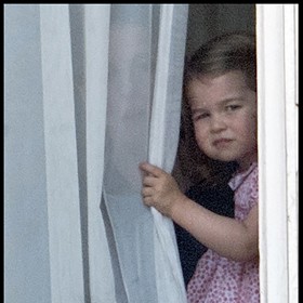 Charlotte mám stejný výraz ve tváři i postoj jako zesnulá královna. A co víc, opakuje její gesta. (2017)