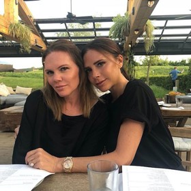 Victoria Beckham má krásnou (a téměř identickou) sestru Louise Adams, kterou ale ukazuje jen zřídka.