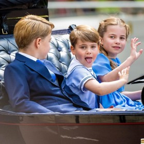 Princ Louis je známý po celém světě svými vybroušenými grimasami, kterými během oficiálních akcí rozhodně nešetří. Takto z kočáru pozdravil davy předloni v červnu během oslavy narozenin královny Alžběty II.