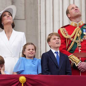 A pokud ještě kolem prolétávají stíhačky na počest panovníka, je to pro Louise hotové peklo...