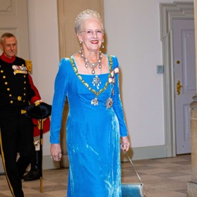 Stejně jako sestřenice Alžběta II., má i královna Markéta II. v šatníku zářivé barvy. Třeba tyto blankytně modré šaty, které vynesla v roce 2022.