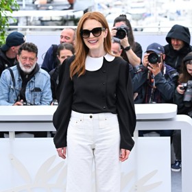 Julianne Moore zvolila velmi dobře kalhoty s vysokým pasem, který jí vytvořil siluetu přesýpacích hodin. 