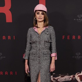 Stejně tak se postavou označenou také písmenem H chlubí Penélope Cruz. V tomto outfitu je chybějící pas více než patrný. 