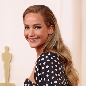 Luxusní blond, kterou si zamilovala Jennifer Lawrence, vypadá velmi přirozeně, především díky mixu různobarevných podtónů.