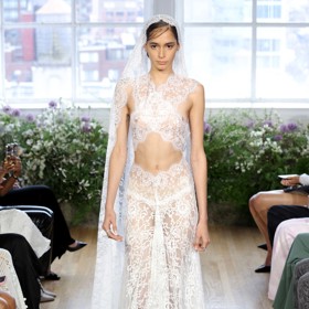 Ne však, pokud model disponuje pouze jednoduchým kříženým topem a kalhotami z krajky. 