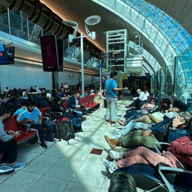 Lidé na letišti čekají na své lety.