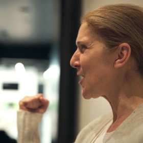 Céline Dion momentálně natáčí dokument o svém životě i boji se stiff person syndromem.