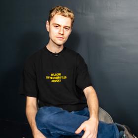 Módní návrhář Jan Černý během rozhovoru ve studiu Lifee.cz.