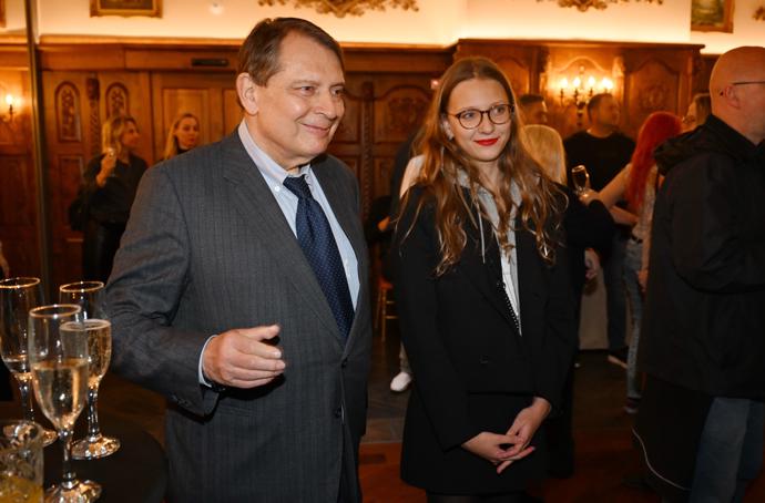 FOTO: Jiří Paroubek rozdával úsměvy na všechny strany. – stránka 33