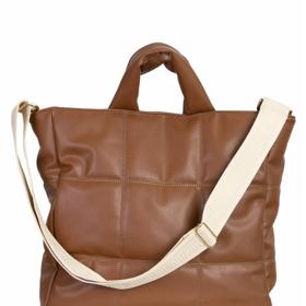 Kabelky zdobené prošíváním mohou mít různé tvary i velikosti.(Nuuwaï, 5 800 Kč)